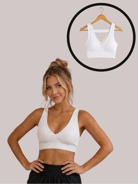 035 NWT 90 Degree By Reflex White Ribbed V-Neck Sports Bralette